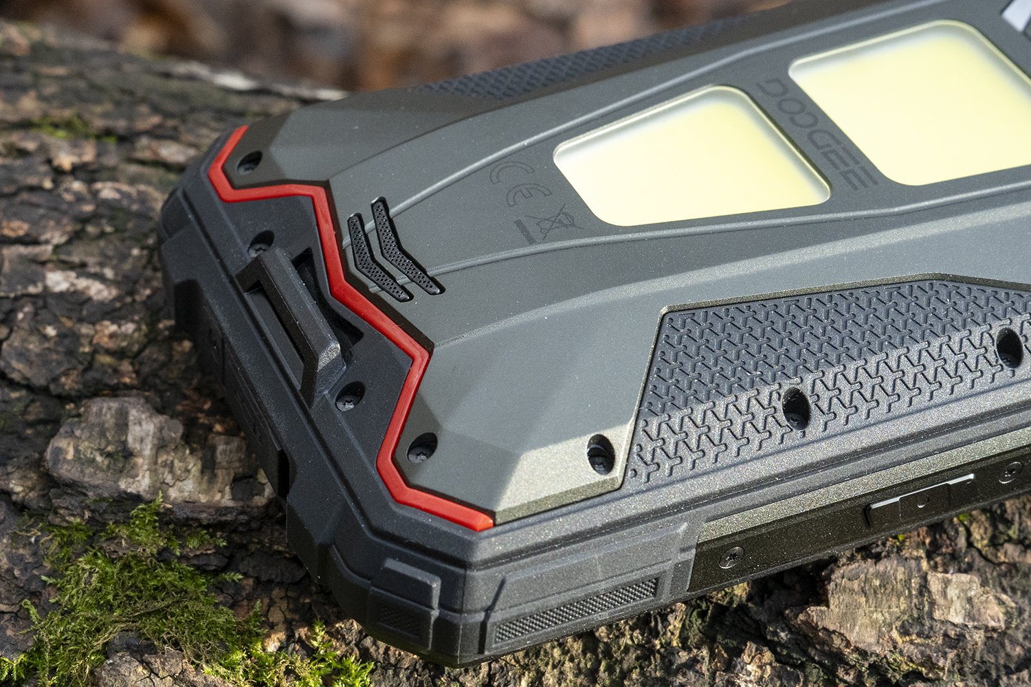 Стоит ли покупать Doogee V Max LR. Несмотря на упор в сторону защиты, дизайнерским решениям тоже нашлось место. Стоит ли покупать Doogee V Max LR. Несмотря на упор в сторону защиты, дизайнерским решениям тоже нашлось место. Фото.