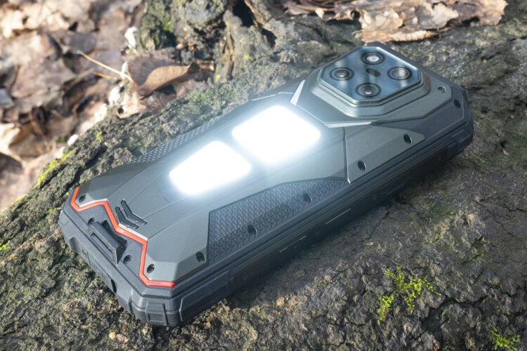 Что особенного в Doogee V Max LR. Даже днем видно, что фонарь яркий. Фото.