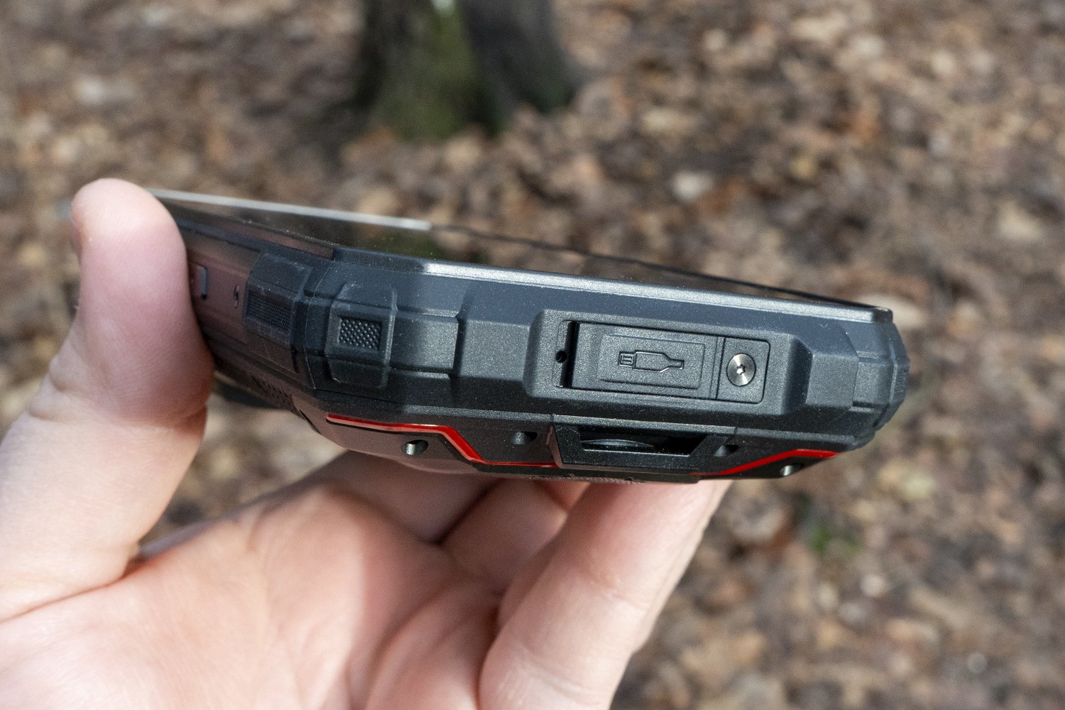 Внешний вид и первые впечатления. Заглушка разъема зарядки для еще больше защиты от воды. Внешний вид и первые впечатления. Заглушка разъема зарядки для еще больше защиты от воды. Фото.