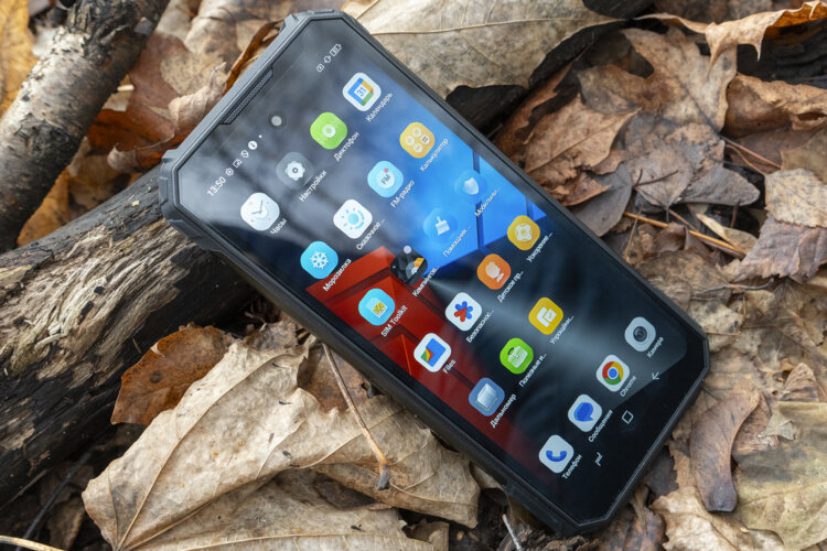 Защищенный смартфон с большим экраном. Вот он под другим углом. И снова все хорошо видно. Фото.