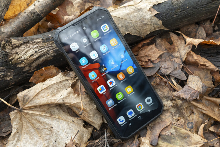 Защищенный смартфон с большим экраном. Экран большой и яркий. Это фото снято не в солнечный день, но даже при сильной облачности на улице было очень светло. Фото.