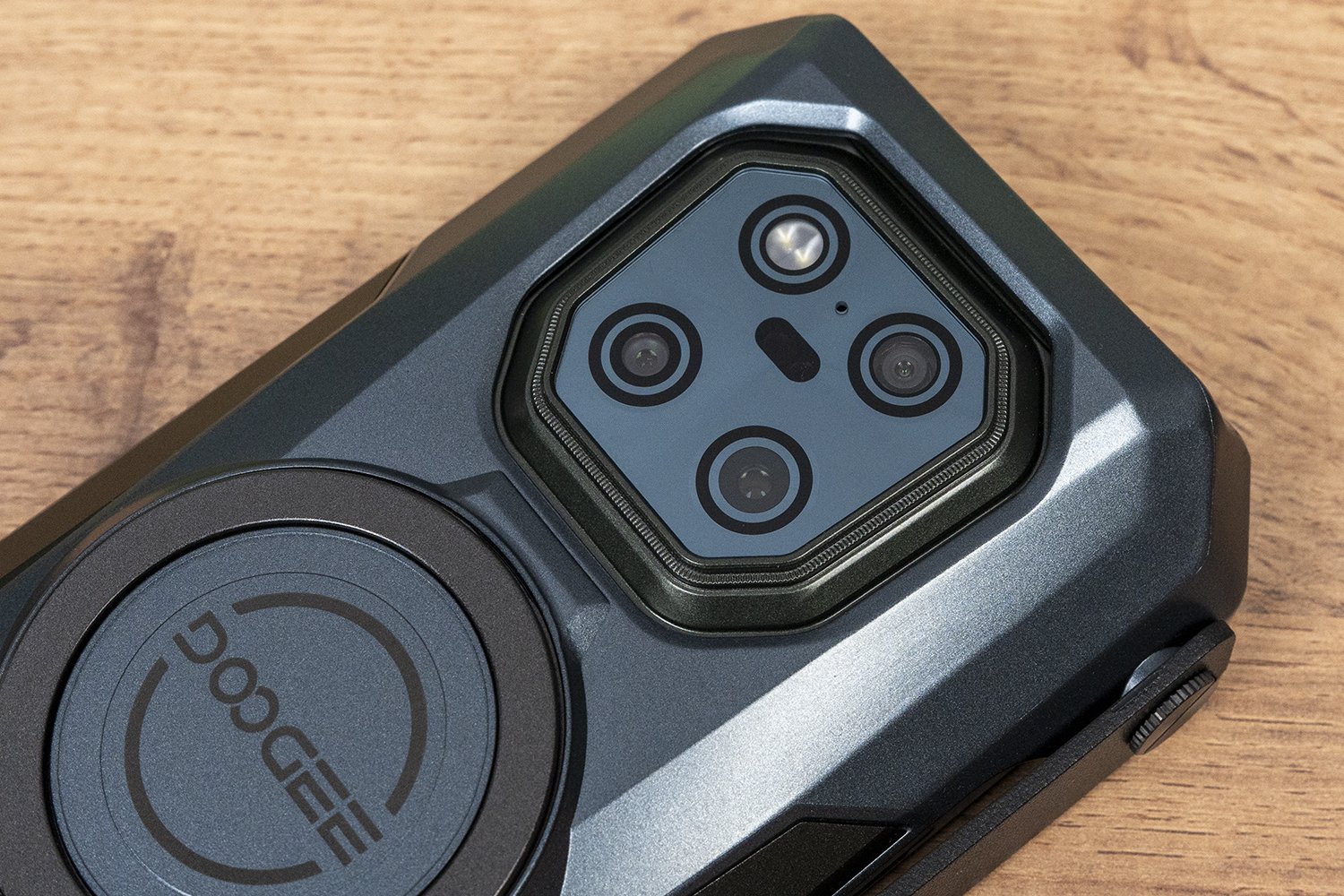 Как снимает Doogee V Max LR. Может показаться, что камер три, но третий модуль дополнительный. Как снимает Doogee V Max LR. Может показаться, что камер три, но третий модуль дополнительный. Фото.