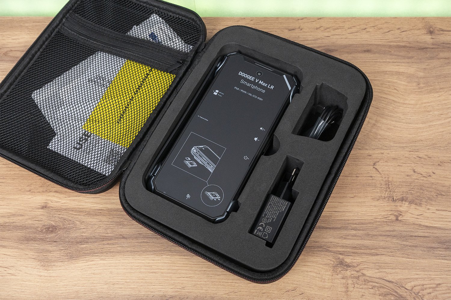 Обзор Doogee V Max LR. Весь комплект аккуратно разложен по своим местам. Обзор Doogee V Max LR. Весь комплект аккуратно разложен по своим местам. Фото.