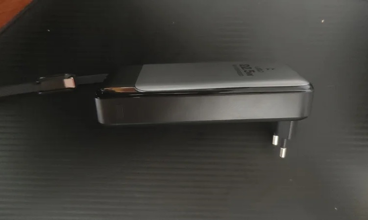 Повербанк с кабелем и вилкой от MOVESPEED. Уникальный повербанк со встроенной вилкой. Повербанк с кабелем и вилкой от MOVESPEED. Уникальный повербанк со встроенной вилкой. Фото.