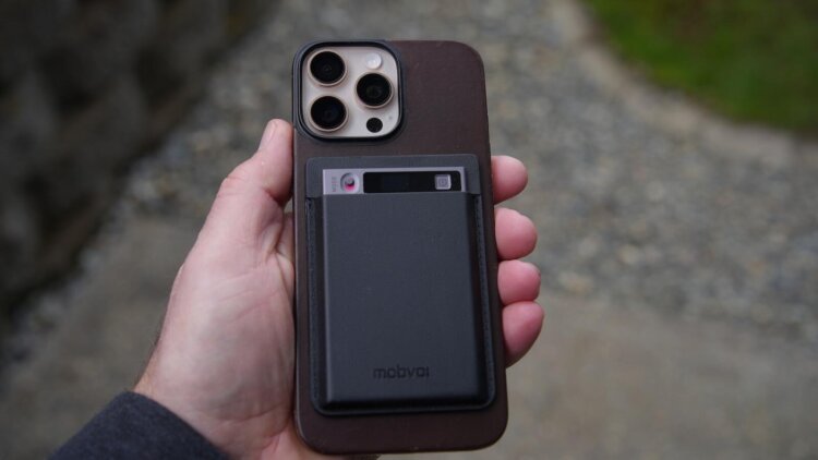 Личный опыт: как диктофон с ИИ помогает людям в работе. TicNote тоже можно примагнитить к iPhone с помощью MagSafe. Очень удобно. Изображение: zdnet.com. Личный опыт: как диктофон с ИИ помогает людям в работе. TicNote тоже можно примагнитить к iPhone с помощью MagSafe. Очень удобно. Изображение: zdnet.com. Фото.