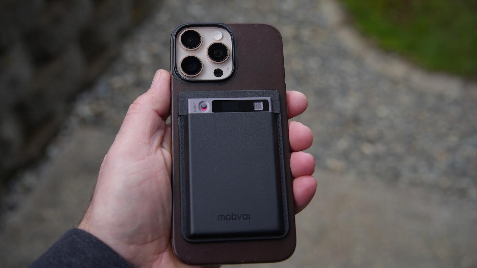 Личный опыт: как диктофон с ИИ помогает людям в работе. TicNote тоже можно примагнитить к iPhone с помощью MagSafe. Очень удобно. Изображение: zdnet.com. Личный опыт: как диктофон с ИИ помогает людям в работе. TicNote тоже можно примагнитить к iPhone с помощью MagSafe. Очень удобно. Изображение: zdnet.com. Фото.