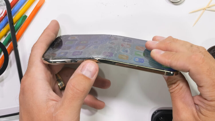 Китайские компании повально отказываются от выпуска тонких смартфонов. Во всем виновата Apple. И гнется, и трескается, несмотря на топовое стекло и титан в рамке. Изображение: appuals.com. Фото.