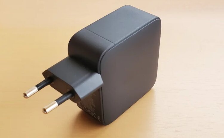 Зарядка со встроенным кабелем. Удобный блок питания с мощным током. Зарядка со встроенным кабелем. Удобный блок питания с мощным током. Фото.