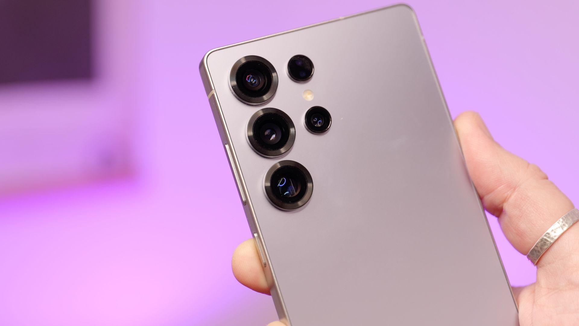 Galaxy S26 может подорожать: почему Samsung повышает цены впервые с 2022 года. Дизайн Galaxy уже порядком надоел. Согласны? Изображение: trustedreviews.com. Galaxy S26 может подорожать: почему Samsung повышает цены впервые с 2022 года. Дизайн Galaxy уже порядком надоел. Согласны? Изображение: trustedreviews.com. Фото.