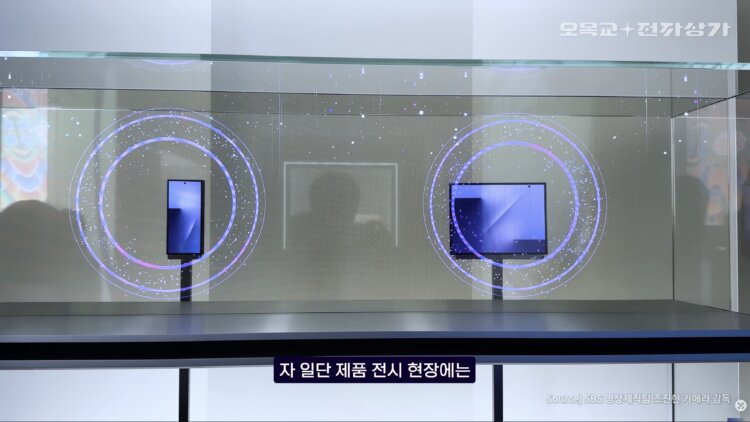 Каким будет Samsung Galaxy Z TriFold. Один и тот же смартфон в сложенном и разложенном состояниях. Изображение: YouTube. Каким будет Samsung Galaxy Z TriFold. Один и тот же смартфон в сложенном и разложенном состояниях. Изображение: YouTube. Фото.