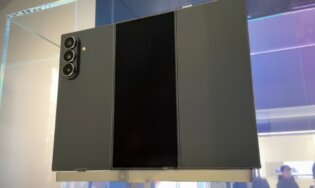 Всего у смартфона будет четыре экрана. Изображение: YouTube