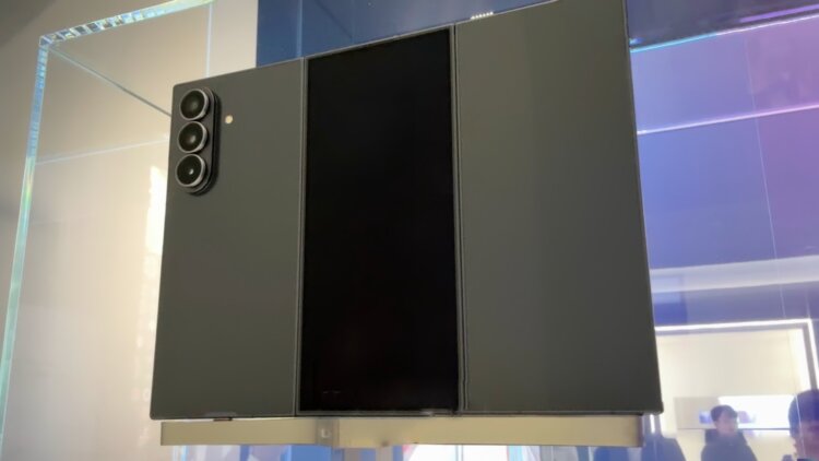 Samsung засветила смартфон с тройным экраном. Как он выглядит и сколько будет стоить. Всего у смартфона будет четыре экрана. Изображение: YouTube. Samsung засветила смартфон с тройным экраном. Как он выглядит и сколько будет стоить. Всего у смартфона будет четыре экрана. Изображение: YouTube. Фото.