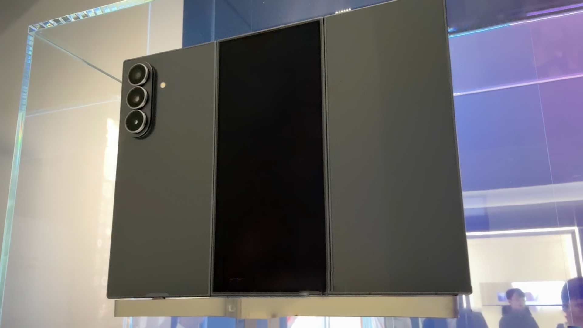 Samsung засветила смартфон с тройным экраном. Как он выглядит и сколько будет стоить. Всего у смартфона будет четыре экрана. Изображение: YouTube. Фото.