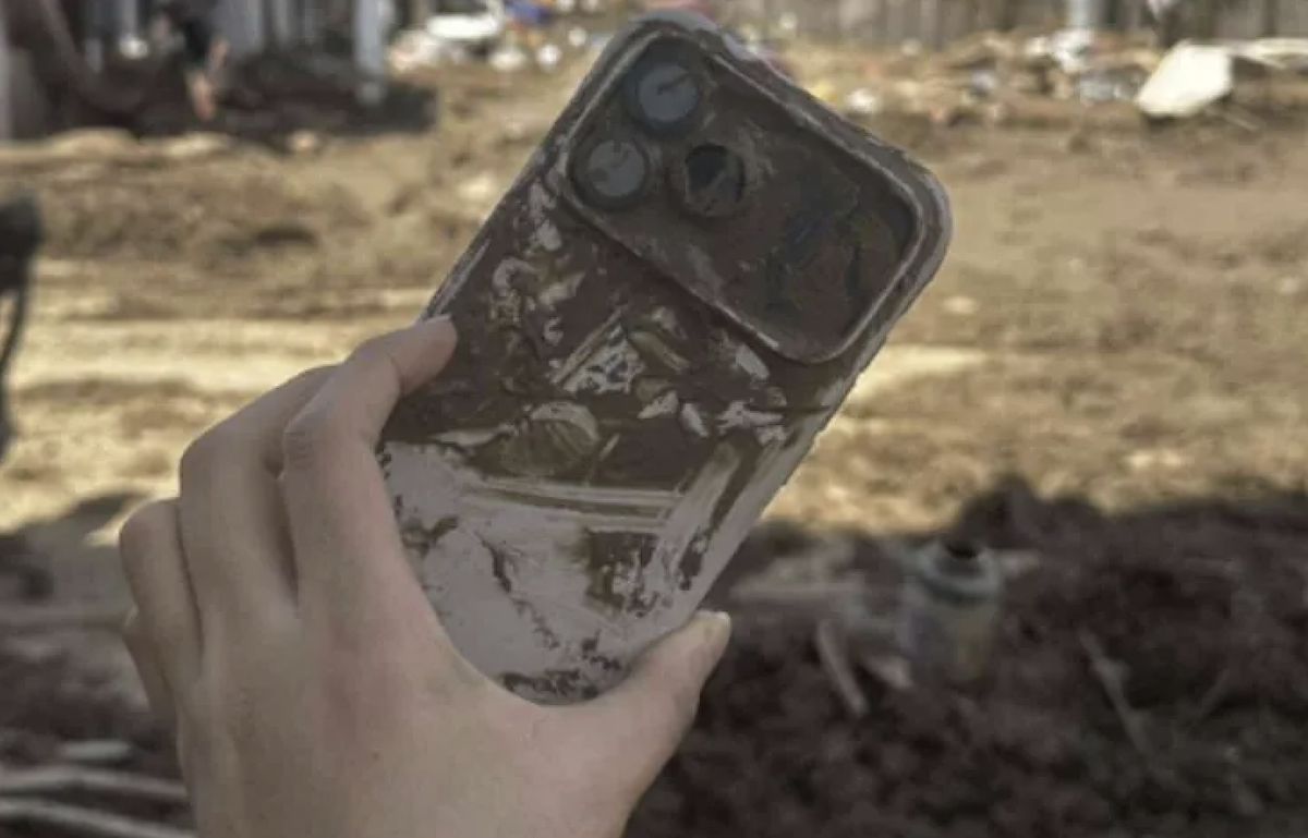 Кто говорил, что Android надежней? iPhone 17 Pro Max пережил тайфун и три дня в грязи. Современный смартфон может выдержать и такое: Изображение: Reddit. Фото.