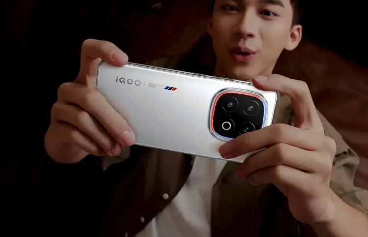 iQOO 15 Mini отменён. Почему производители отказываются от компактных смартфонов. Этого смартфон больше не ждем. Изображение: IVEDIA. iQOO 15 Mini отменён. Почему производители отказываются от компактных смартфонов. Этого смартфон больше не ждем. Изображение: IVEDIA. Фото.