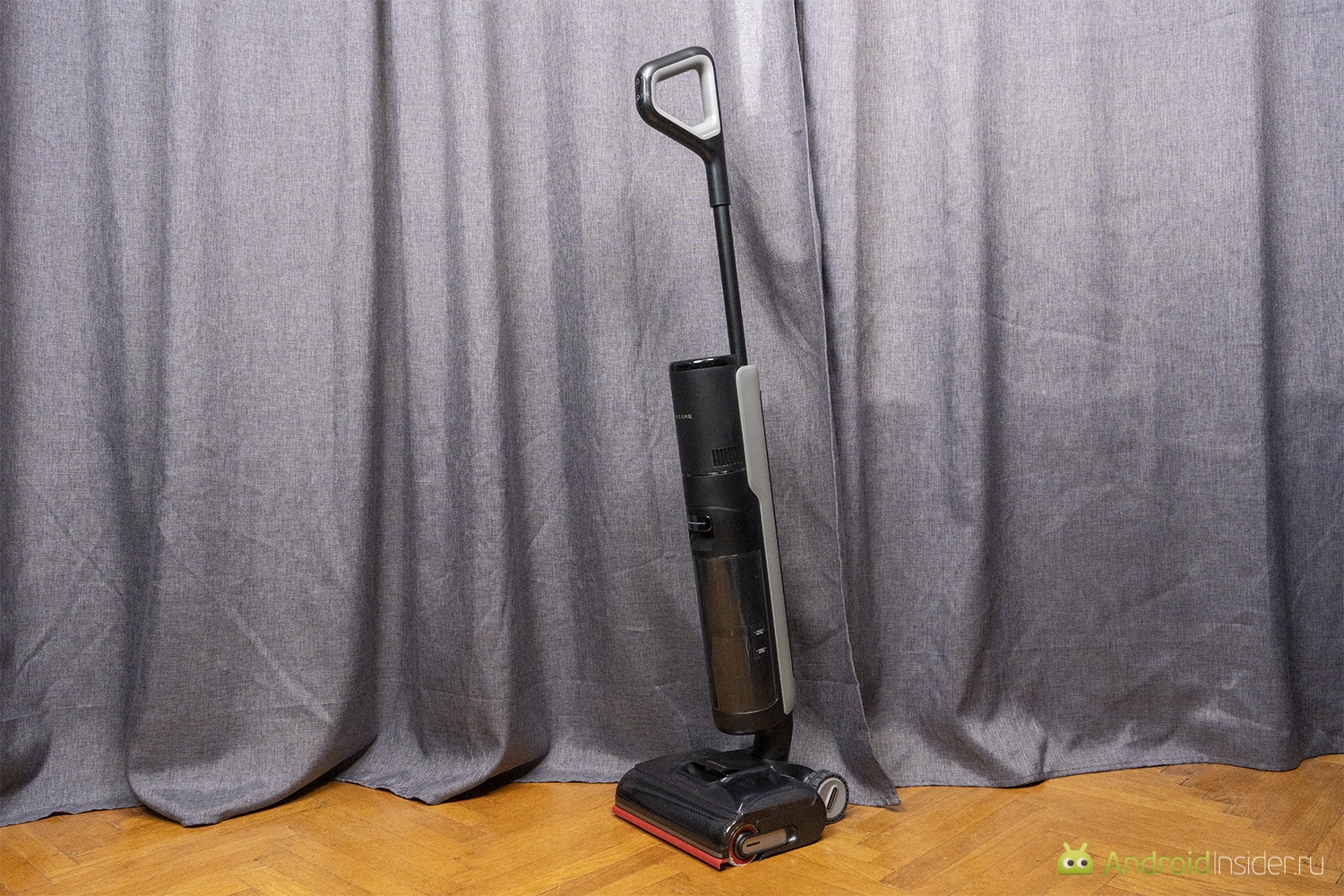 Обзор Dreame H15S. Пылесос может стоять вертикально, но если надо, ручку можно наклонить и до земли. Фото.