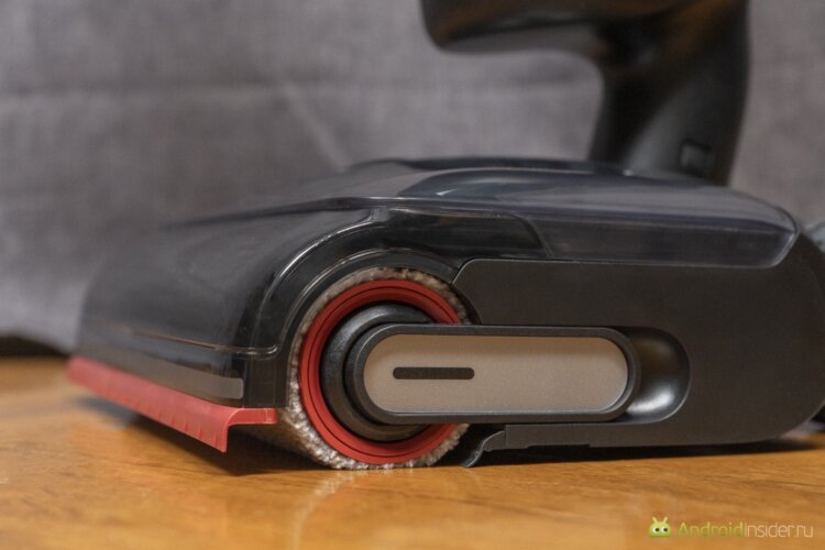 Кому подойдет моющий беспроводной пылесос. Тут можно хорошо разглядеть все механизмы уборки и вспомогательные резинки. Фото.