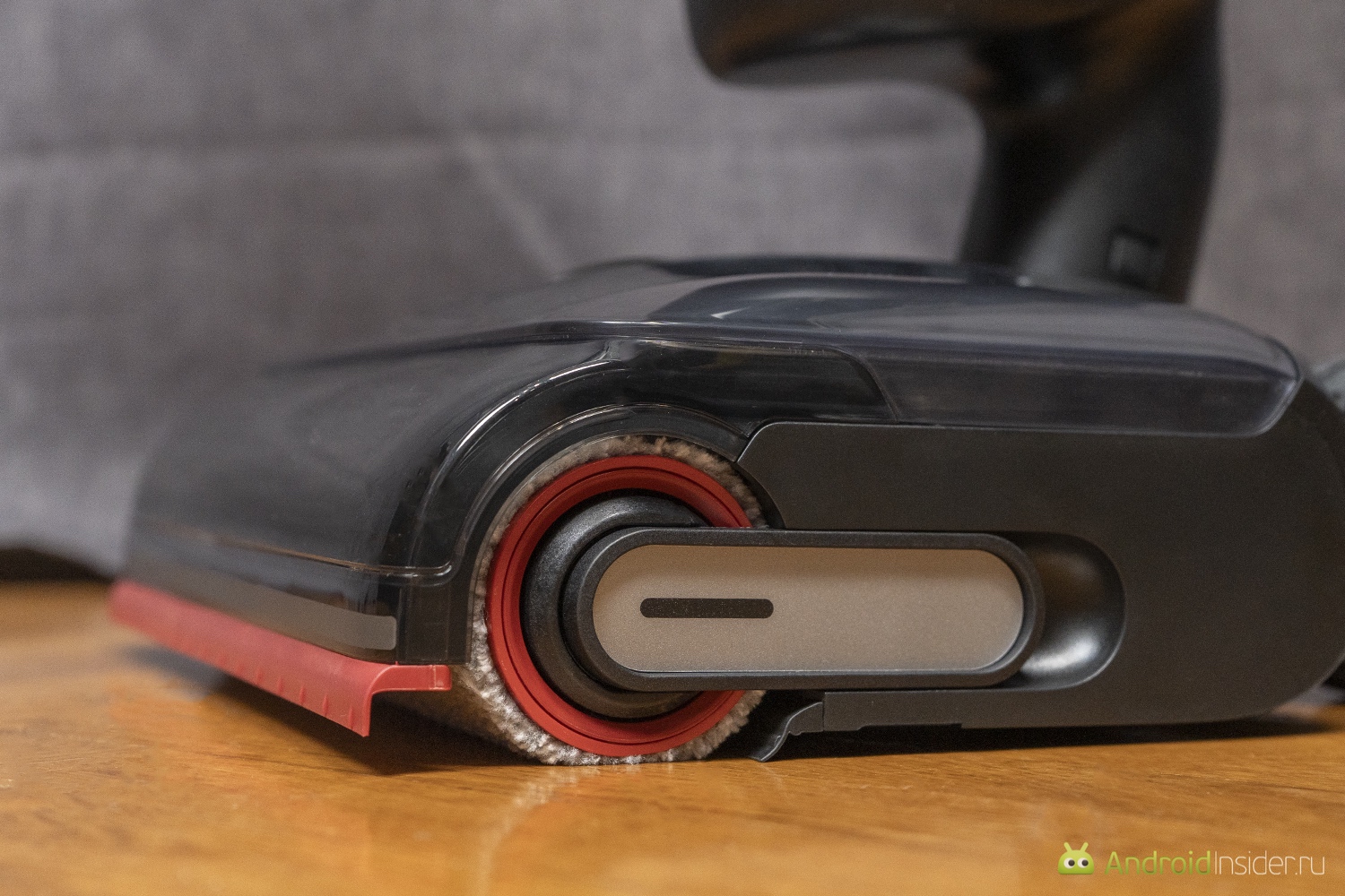 Кому подойдет моющий беспроводной пылесос. Тут можно хорошо разглядеть все механизмы уборки и вспомогательные резинки. Фото.