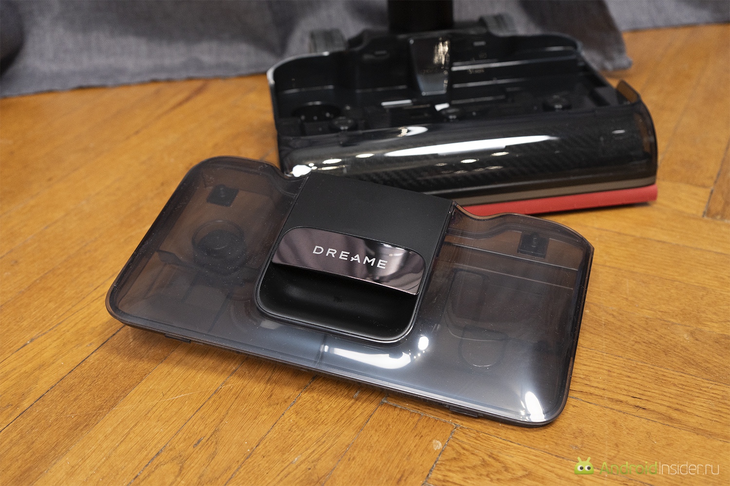 Что может вертикальный пылесос Dreame. Резервуар для чистой воды снимается для наполнения. Фото.