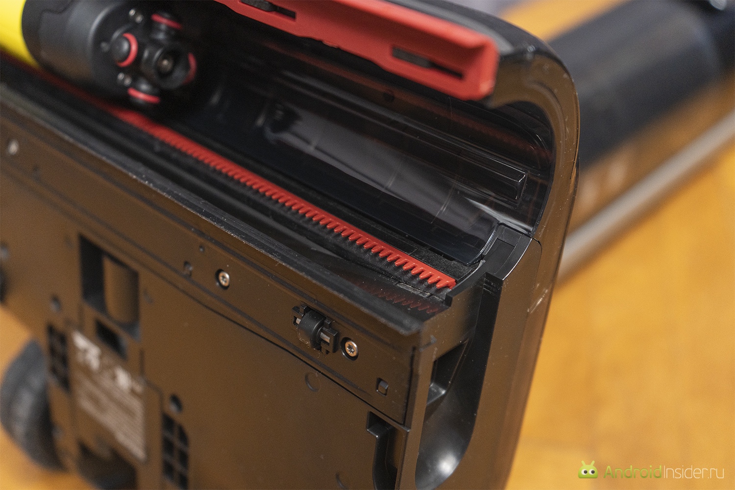 Как работает Dreame H15S. Расческа для щетки эффективно справляется с распушением щетины при каждом обороте. Фото.