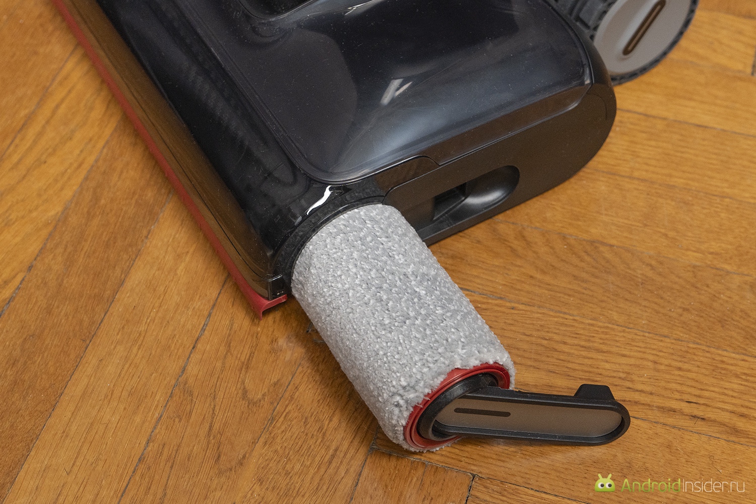 Что может вертикальный пылесос Dreame. Щетка вытаскивается после отщелкивания магнитного фиксатора. Фото.