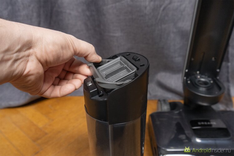 Что может вертикальный пылесос Dreame. Подняв эту ручку можно получить доступ к контейнеру с грязной водой. Фото.