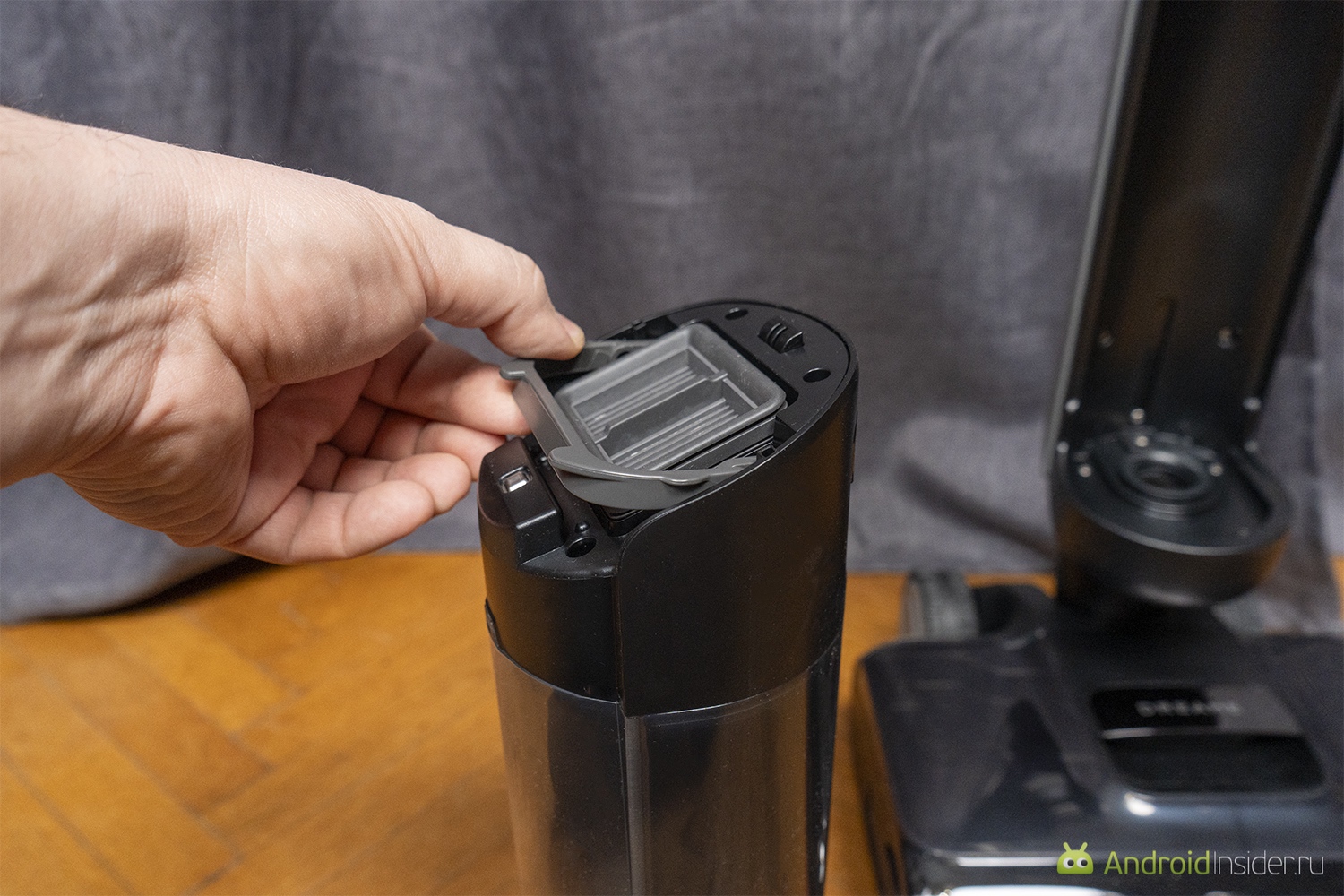 Что может вертикальный пылесос Dreame. Подняв эту ручку можно получить доступ к контейнеру с грязной водой. Фото.