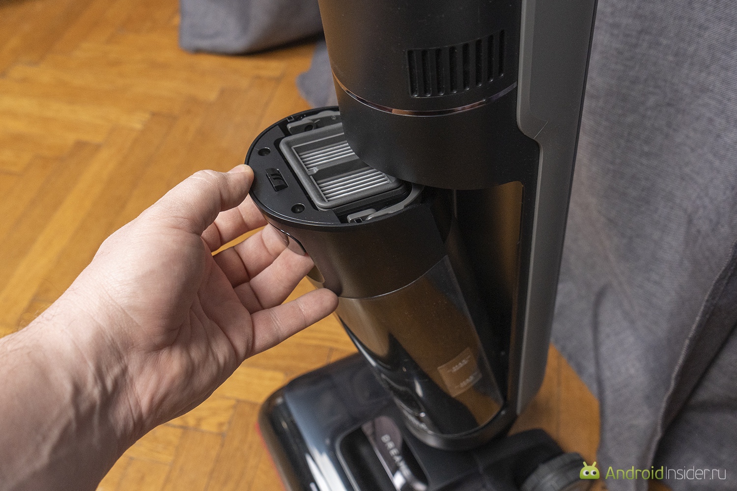 Что может вертикальный пылесос Dreame. Замена фильтра осуществляется легко. Надо просто потянуть за ручку и вынуть контейнер. Фото.