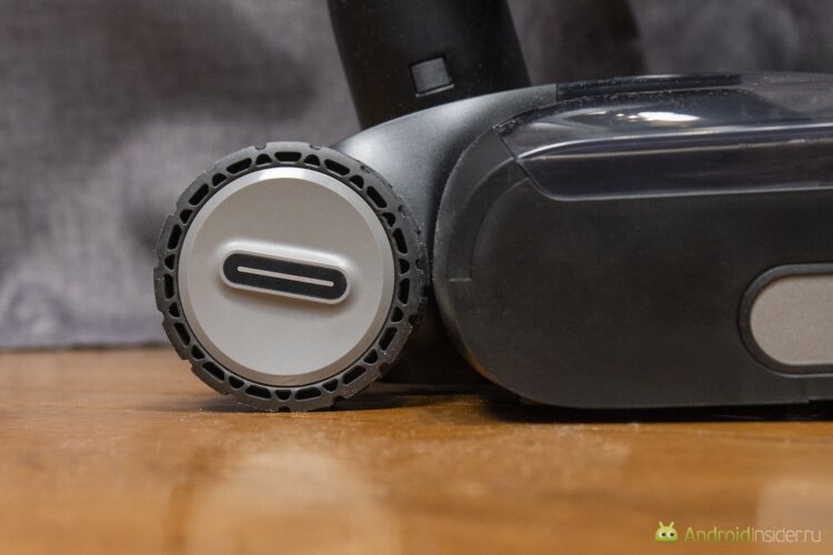 Чем пылесос Dreame лучше конкурентов. С такими основными колесами и вспомогательными на нижней части пылесос проедет почти везде. Фото.