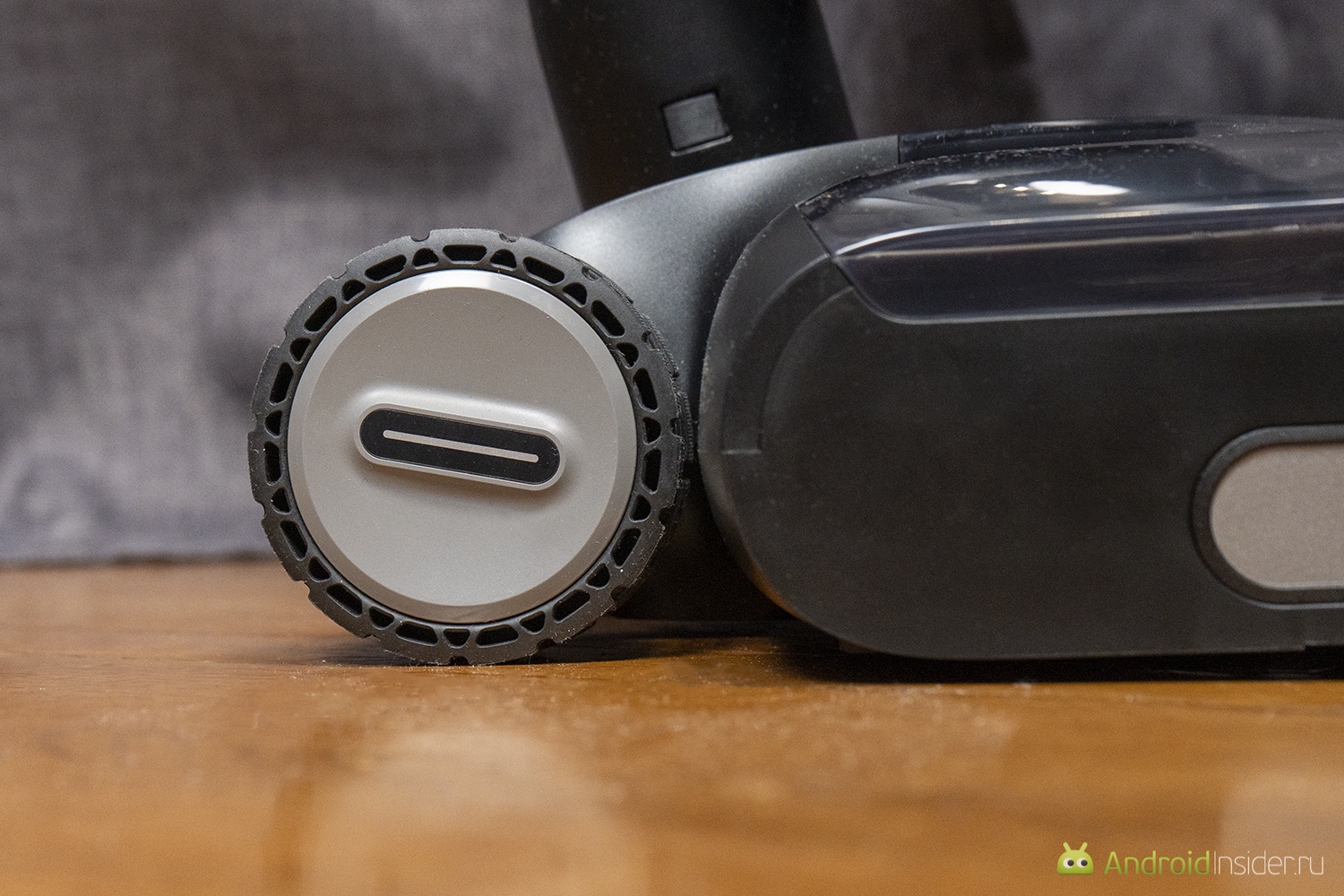 Чем пылесос Dreame лучше конкурентов. С такими основными колесами и вспомогательными на нижней части пылесос проедет почти везде. Фото.