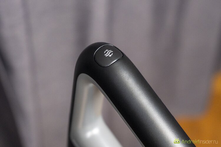 Как работает Dreame H15S. Кнопка очистки. Случайно нажать на нее просто не получится, но когда пылесос стоит на базе, доступ к ней очень легкий. Фото.