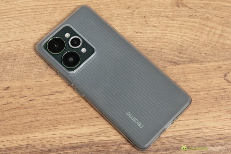 Комплект поставки. В чехле смартфон смотрится не так красиво, как без него, но зато защита будет более высокой. Комплект поставки. В чехле смартфон смотрится не так красиво, как без него, но зато защита будет более высокой. Фото.