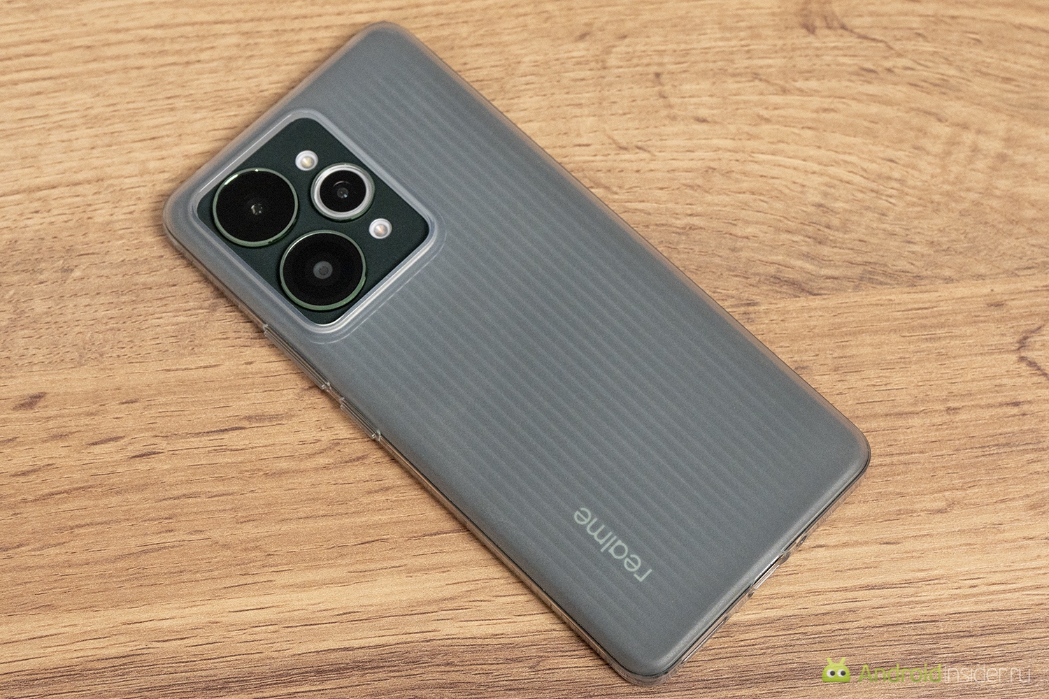 Комплект поставки. В чехле смартфон смотрится не так красиво, как без него, но зато защита будет более высокой. Фото.