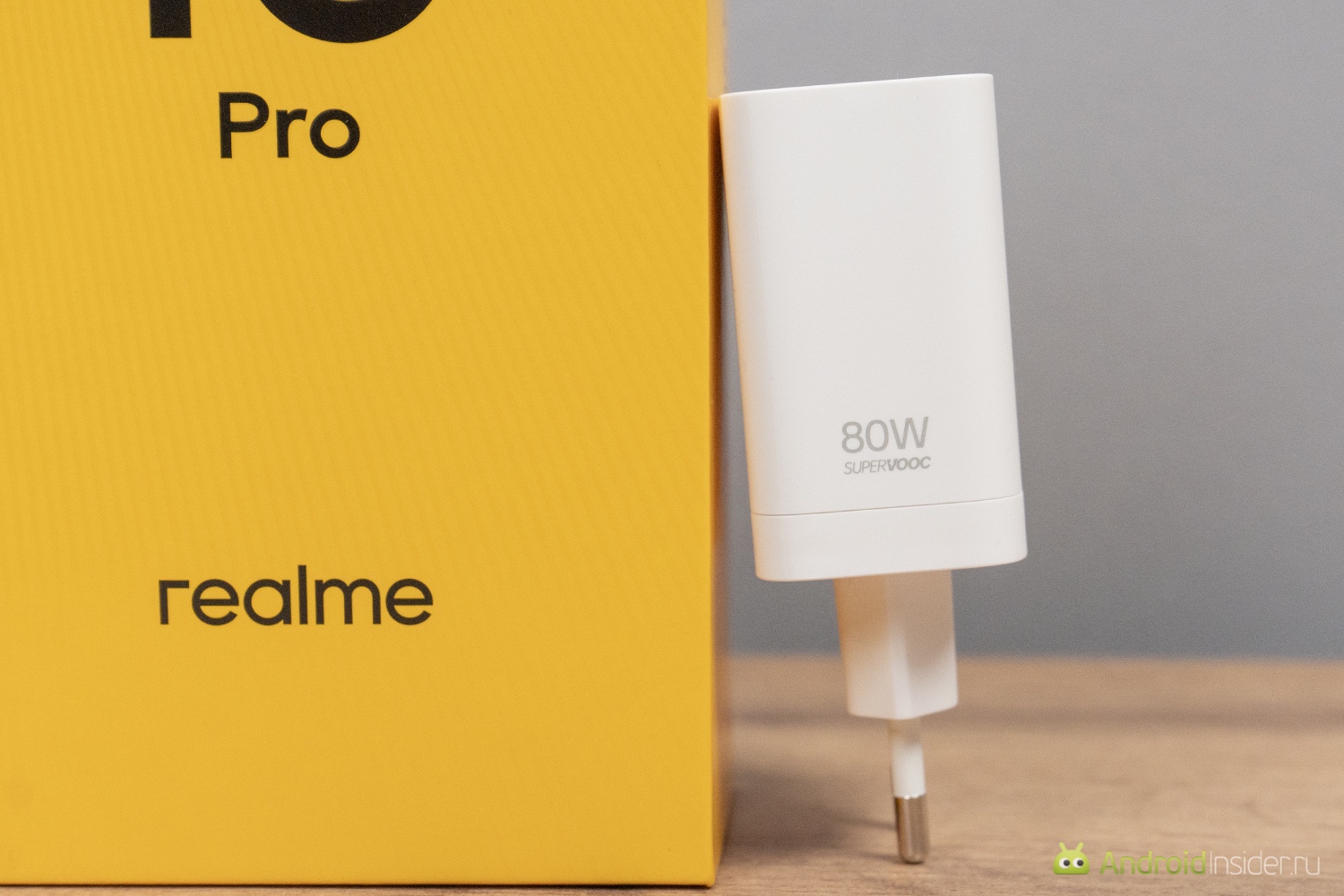 Комплект поставки. Зарядка на 80 Вт в комплекте. Фото.