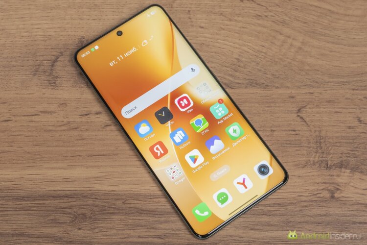 Недорогой смартфон с ярким экраном. Чтобы сделать это фото, пришлось снизить яркость до 40%. Недорогой смартфон с ярким экраном. Чтобы сделать это фото, пришлось снизить яркость до 40%. Фото.