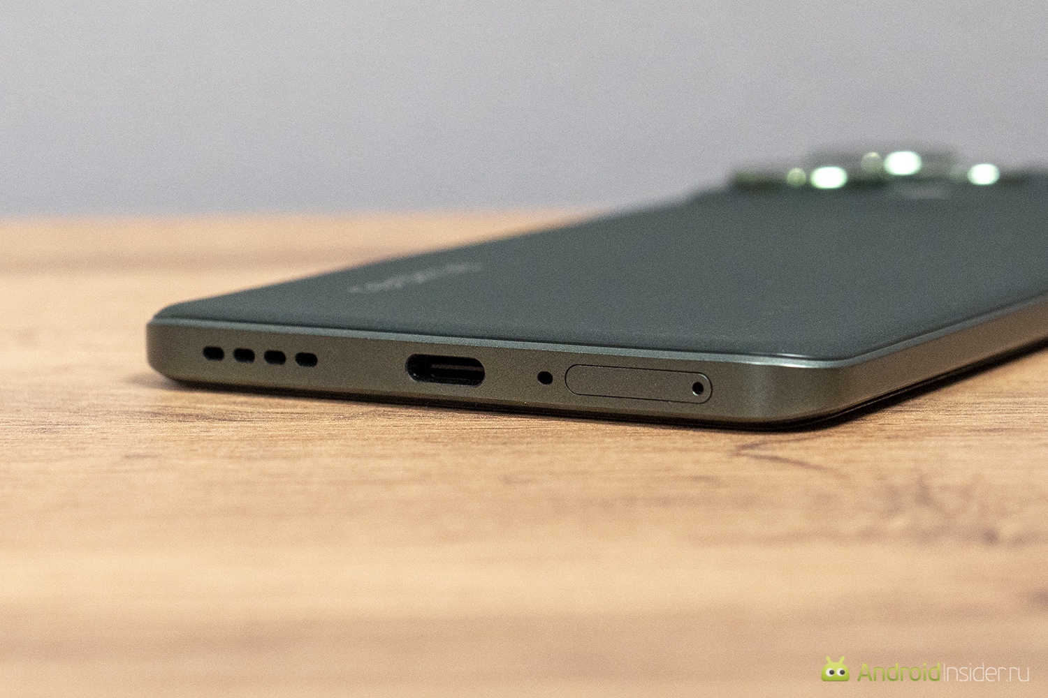 Аккумулятор и другие приятные особенности. Зарядка через USB Type-C, который расположен симметрично. Фото.