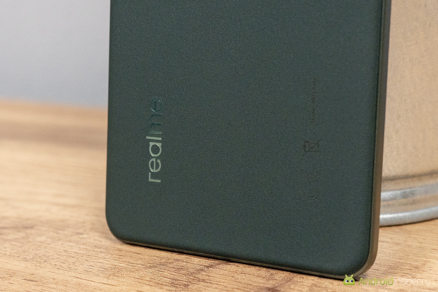 Первые впечатления и эргономика. Корпус под кожу не износился за неделю. Даже на гранях при ежедневном ношении в кармане. Фото.