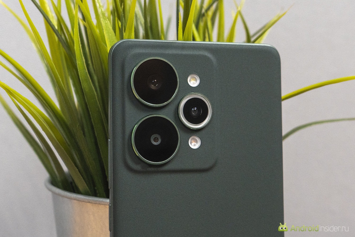 Как снимает realme 15 Pro. Модуль основной камеры выглядит стильно. Третий модуль нужен для размытия фона портретов. Фото.