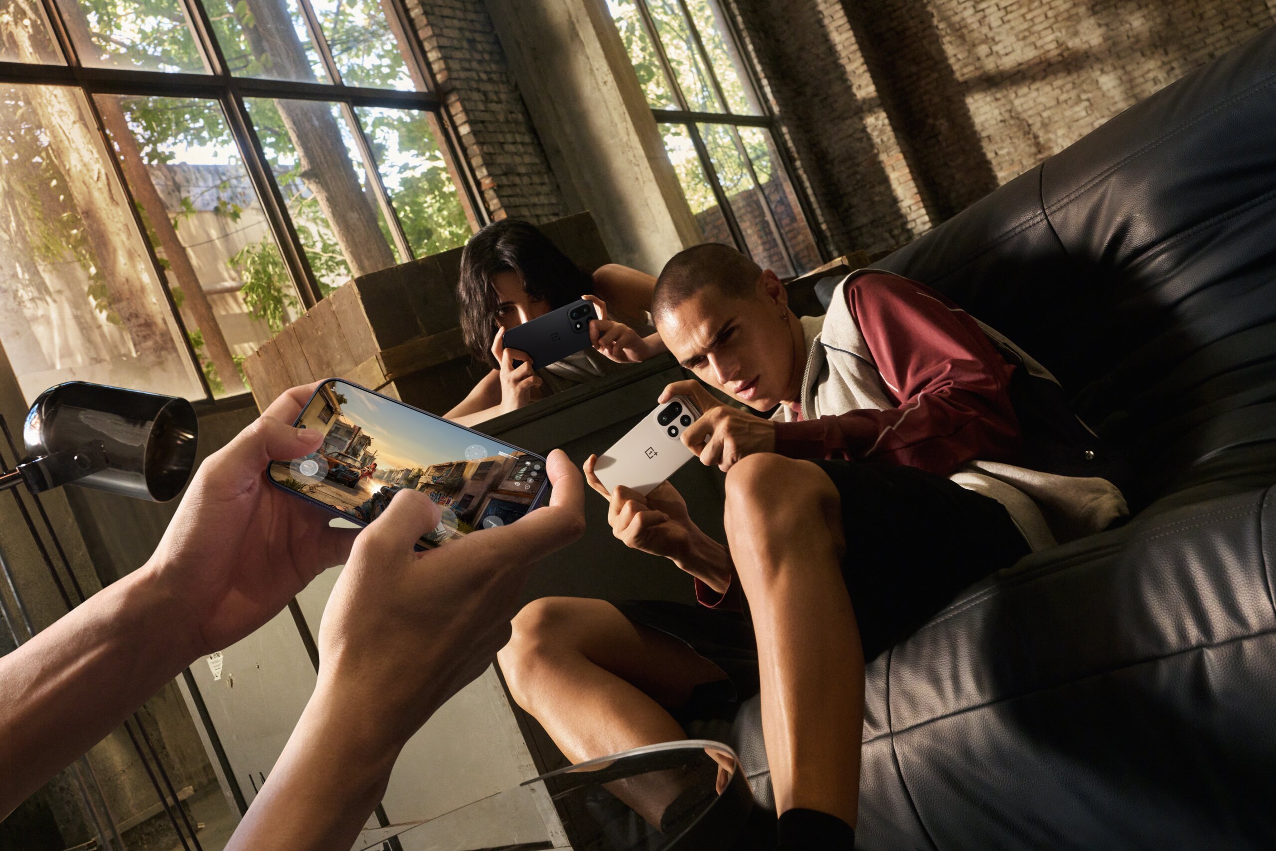 OnePlus 15 выходит в России! Чем хорош новый смартфон на Андроиде и где купить его выгоднее всего