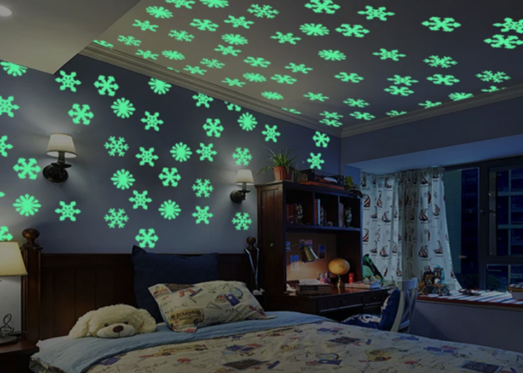 Светящиеся наклейки в виде снежинок. Изображение: AliExpress. Светящиеся наклейки в виде снежинок. Изображение: AliExpress. Фото.