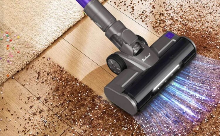 Пылесос с обнаружением грязи. Подсветка помогает обнаруживать загрязнения. Пылесос с обнаружением грязи. Подсветка помогает обнаруживать загрязнения. Фото.