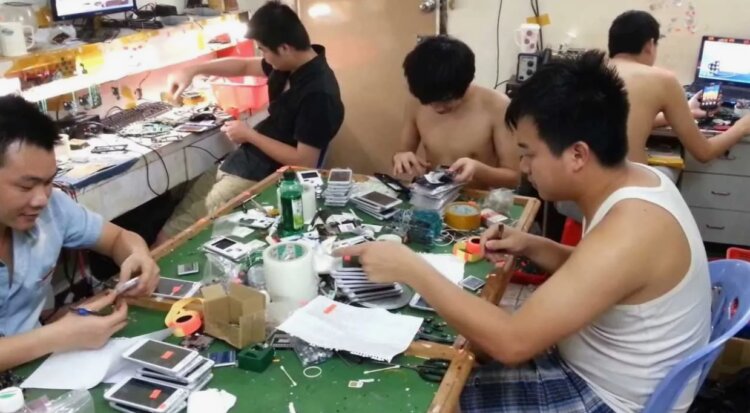 Сложность ремонта Android-смартфонов. Если кто и ремонтирует Android-смартфоны, то только эти ребята. Изображение: Wu Summer. Сложность ремонта Android-смартфонов. Если кто и ремонтирует Android-смартфоны, то только эти ребята. Изображение: Wu Summer. Фото.