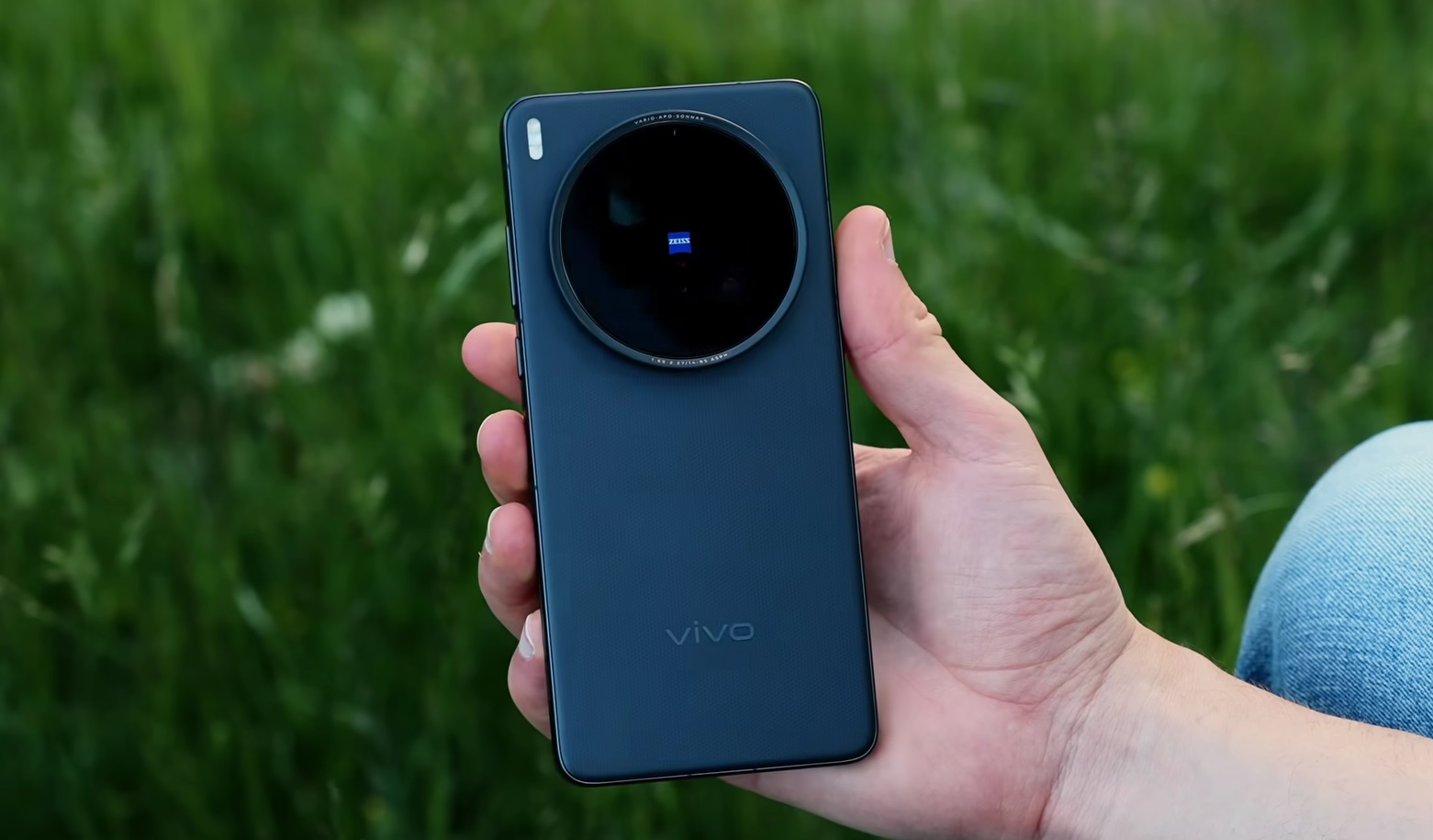 Почему у новых смартфонов большая круглая камера сзади