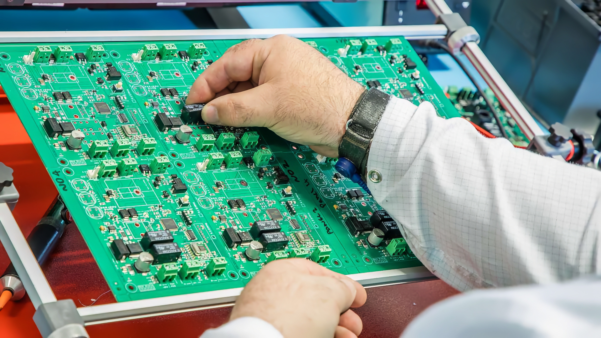 В России введут сбор за ввоз электроники. Как это скажется на стоимости смартфонов?