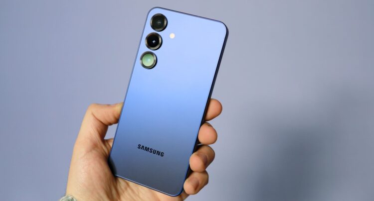 Samsung оснастит Galaxy S26 старой камерой из-за iPhone 17. Как так? Первые слухи о том, как изменится камера Galaxy S26. Фото: techradar.com. Samsung оснастит Galaxy S26 старой камерой из-за iPhone 17. Как так? Первые слухи о том, как изменится камера Galaxy S26. Фото: techradar.com. Фото.