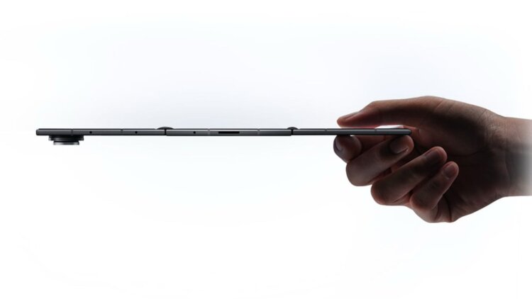 Samsung выпустила Galaxy Z TriFold — первый смартфон компании, раскладывающийся в 10-дюймовый планшет. Толщина отличается в разных сегментах. Изображение: macrumors.com. Фото.