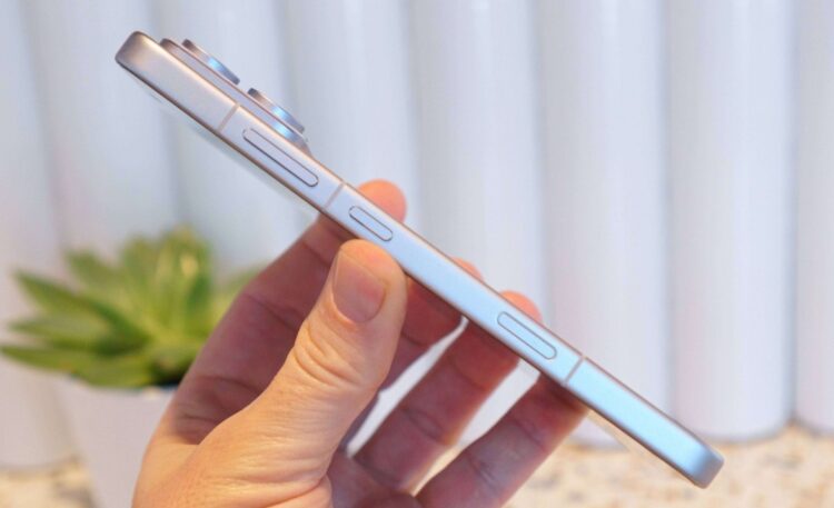 Смартфон HONOR WIN с батареей 10000 мАч. Толстым смартфон не назовешь. Изображение: gsmarena.com. Фото.