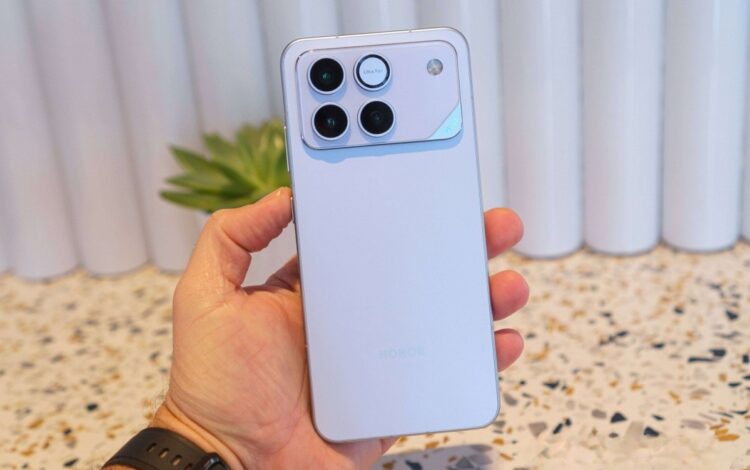 Первый обзор смартфона HONOR WIN с аккумулятором на 10000 мАч и самым мощным процессором. Первый рыночный образец смартфона с аккумулятором на 10000 мАч в обычном корпусе. Изображение: gsmarena.com. Фото.