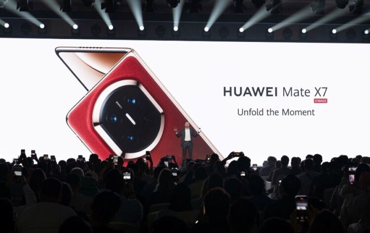 Сколько стоит HUAWEI Mate X7. Традиционно для HUAWEI цена оказалась высокой. Изображение: HUAWEI. Сколько стоит HUAWEI Mate X7. Традиционно для HUAWEI цена оказалась высокой. Изображение: HUAWEI. Фото.