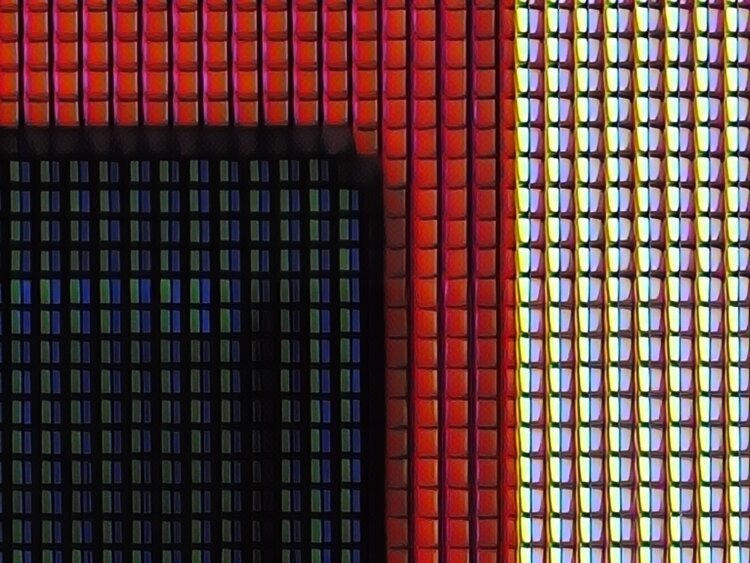 Мощный телеобъектив. А это, как бонус, зум 120х, если направить камеру на экран монитора с расстояния примерно 20 сантиметров. Фото.